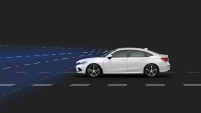 Plan latéral d’une Civic berline blanche. Des ondes et lignes de capteur bleues jaillissent de l’avant. 