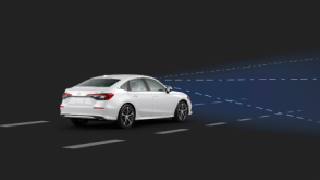 Plan de trois quarts de l’arrière d’une Civic berline blanche. Des ondes et lignes de capteur bleues jaillissent de l’avant. 
