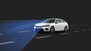 Plan de trois quarts de l’avant d’une Civic berline blanche. Des ondes et lignes de capteur bleues jaillissent de l’avant.