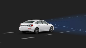 Plan de trois quarts de l’arrière d’une Civic berline blanche. Des ondes et lignes de capteur bleues jaillissent de l’avant. 