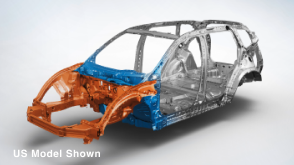Plan de trois quarts de l’avant de la structure de carrosserie d’une Civic berline sur fond blanc.