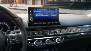 Gros plan de l’écran tactile affichant la page d’accueil de HondaLink. 